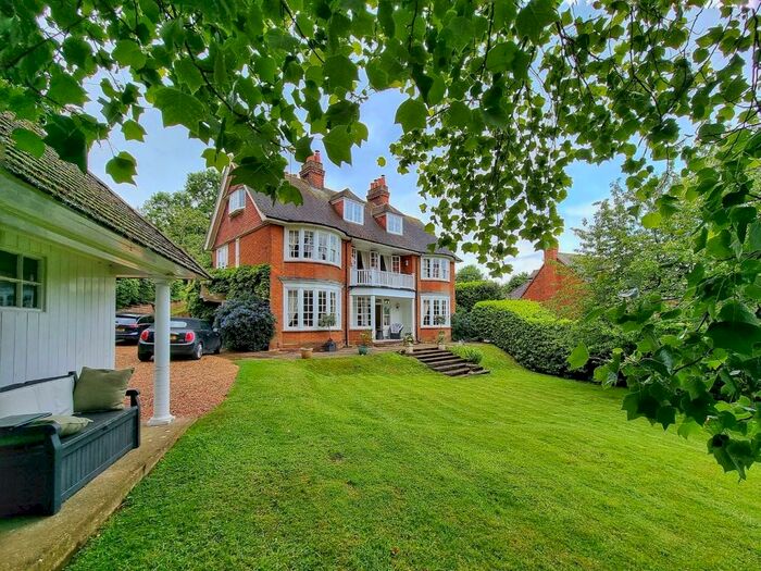 6 Bedroom Detached House For Sale In High Street, Lidlington, Bedfordshire, MK43