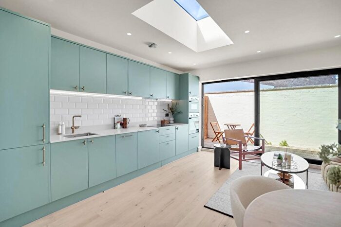 2 Bedroom Flat For Sale In Brixton Hill, SW2