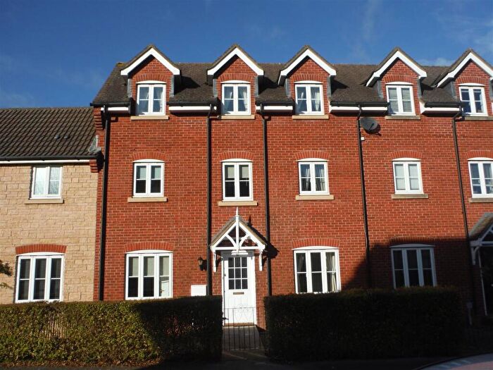 3 Bedroom Terraced House To Rent In King Edward Close, Calne, SN11