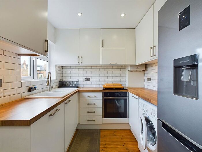 3 Bedroom Flat To Rent In London Road, Twickenham, TW1