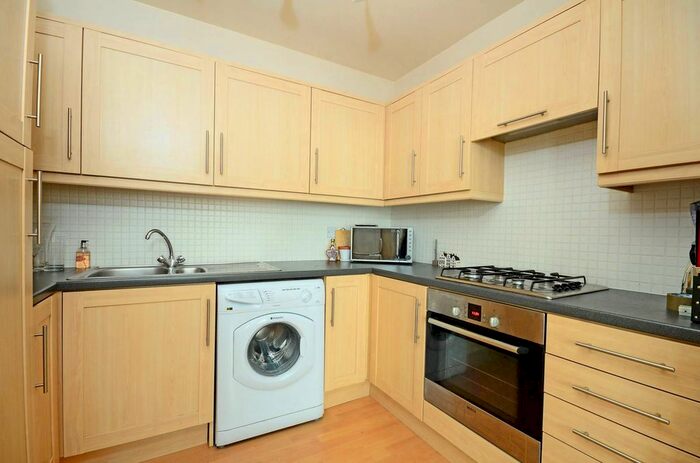 1 Bedroom Flat To Rent In Garratt Lane, Earlsfield, London, SW18