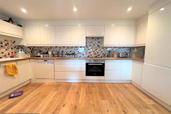 2 Bedroom Apartment To Rent In Inverness Mews, E16