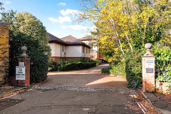 2 Bedroom Flat For Sale In Lichfield Gardens, Richmond, TW9