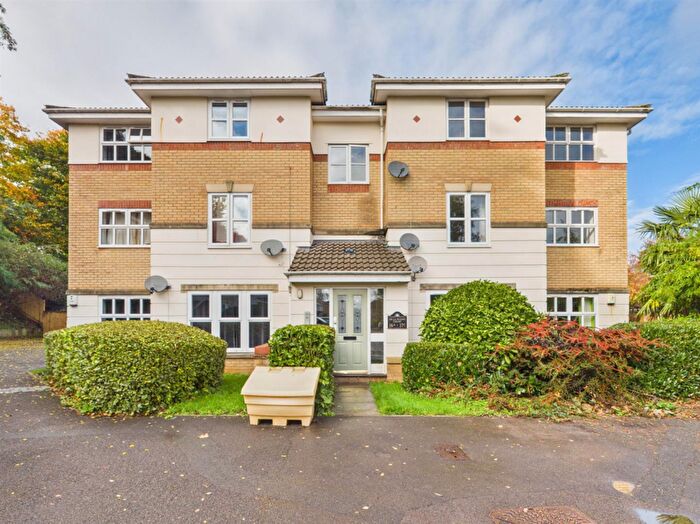 2 Bedroom Flat For Sale In De La Warre Court, St. Annes Park, Bristol, BS4