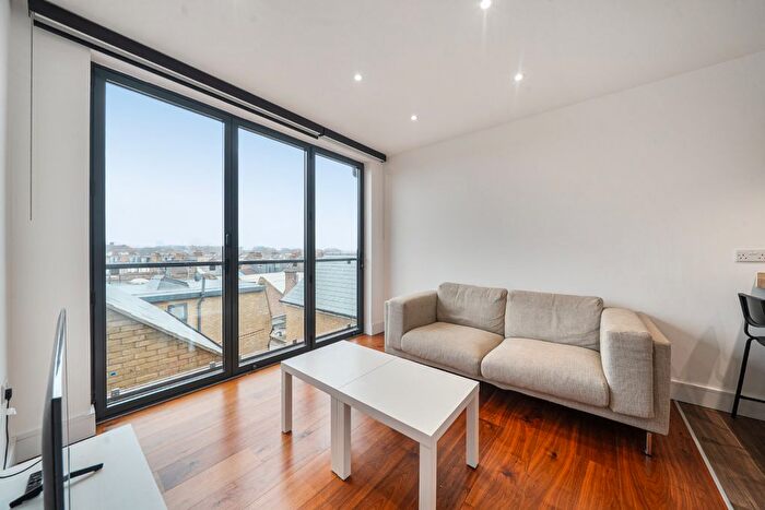 2 Bedroom Flat To Rent In Garratt Lane, Earlsfield, London, SW17