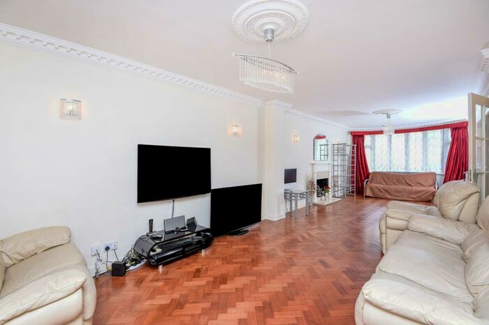 4 Bedroom Detached House To Rent In Hendon Avenue, Finchley, N3