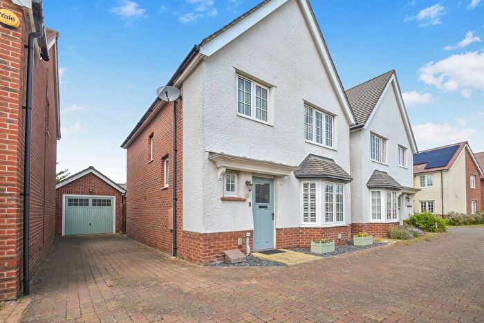3 Bedroom Detached House For Sale In Field Gate Close, St. Neots, PE19