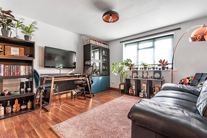 1 Bedroom Flat To Rent In Bailey Close, Bounds Green, N11