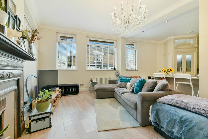 1 Bedroom Flat To Rent In High Street, Hampton, TW12