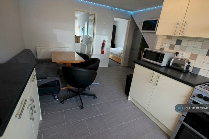 5 Bedroom Terraced House To Rent In Clover Road, Guildford, GU2