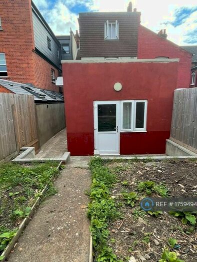 3 Bedroom Flat To Rent In London, London, NW2