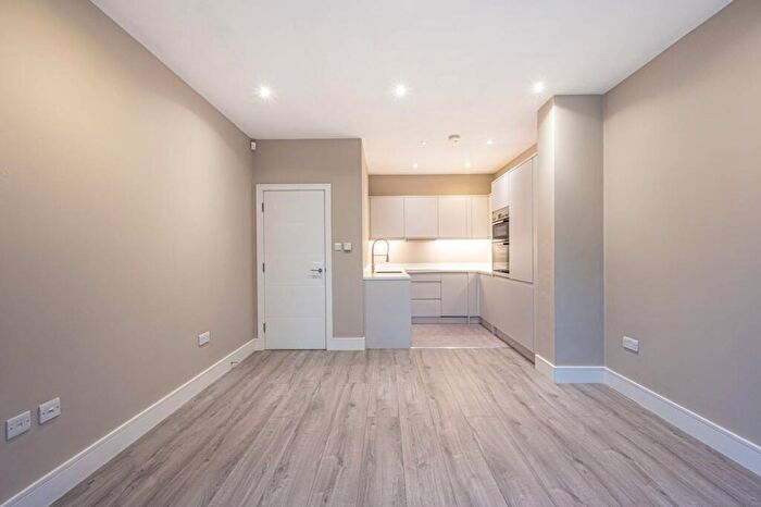 2 Bedroom Flat To Rent In Park Road, East Barnet, Barnet, EN4