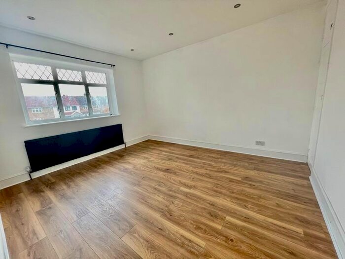 4 Bedroom Semi-Detached House To Rent In Newlands Close, Southall, UB2