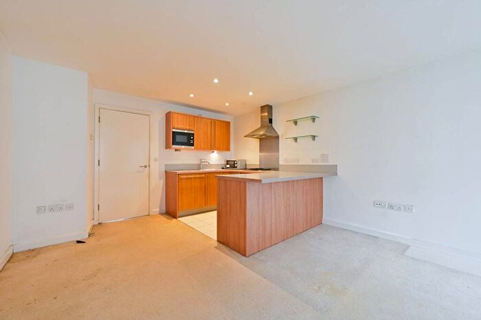 2 Bedroom Flat For Sale In Buckler Court, Islington, London, N7