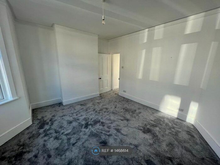 1 Bedroom Flat To Rent In Thicket Crescent, Sutton, SM1