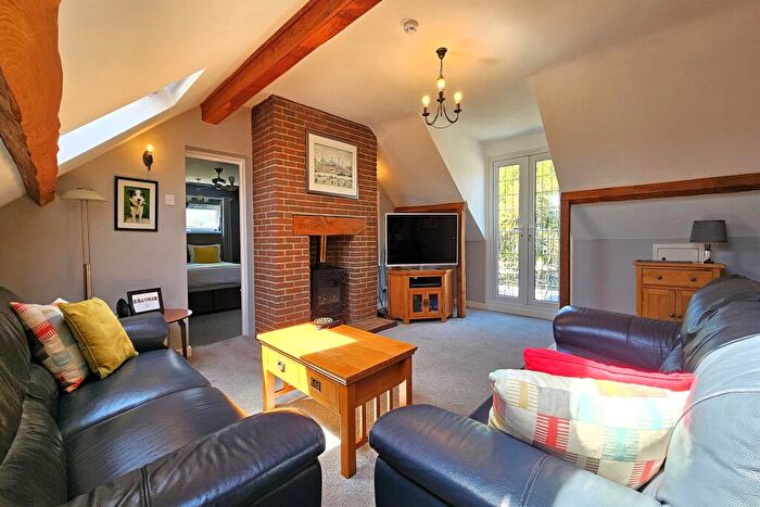 6 Bedroom Detached Bungalow For Sale In Wareham, BH20 - Photo 4