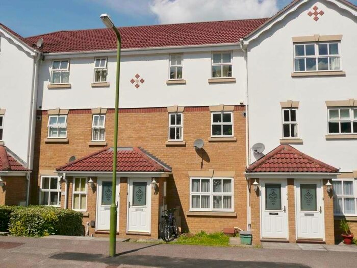 2 Bedroom Flat To Rent In Evensyde, Byewaters, Watford, Hertfordshire, WD18