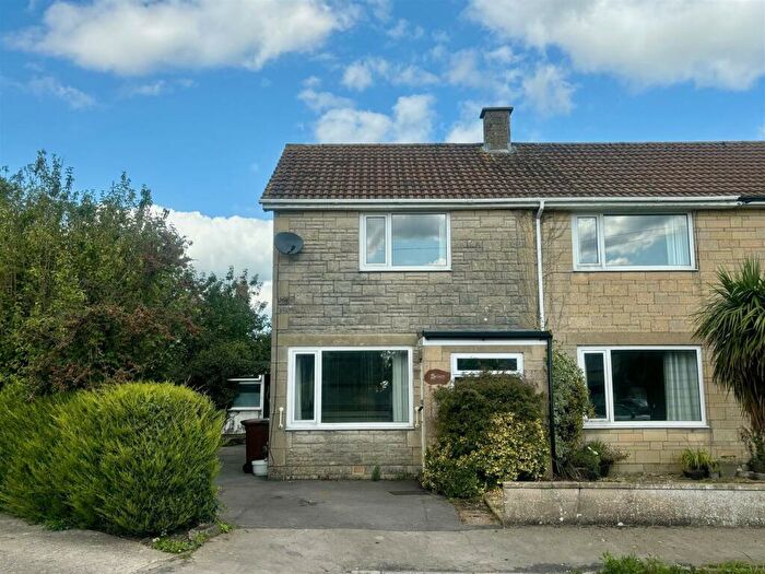 4 Bedroom Semi-Detached House For Sale In St. Marys Close, Bradenstoke, Chippenham, SN15