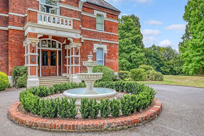 2 Bedroom Flat For Sale In Manor Road, Loughton, IG10