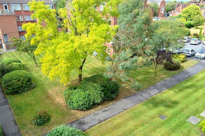 2 Bedroom Flat To Rent In Elms Road, Wokingham, RG40