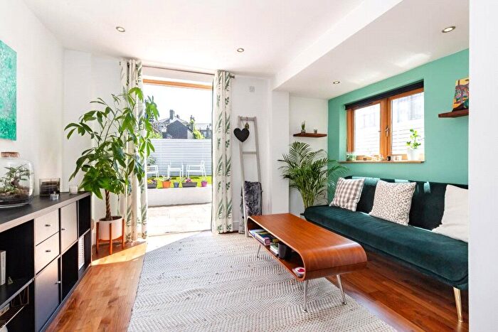 2 Bedroom Property To Rent In Hubert Grove, London, SW9