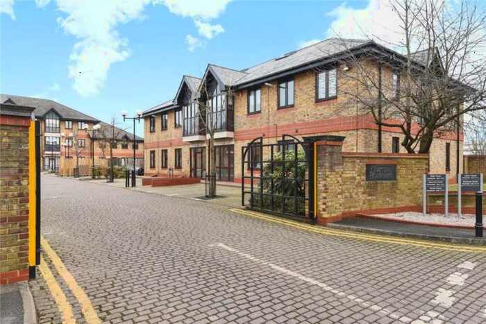 2 Bedroom Flat To Rent In Chertsey, KT16