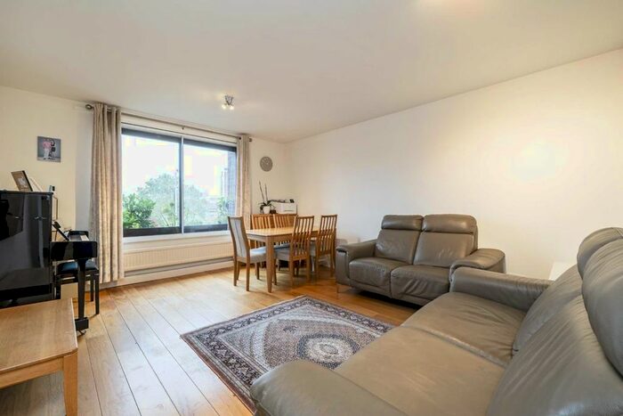 2 Bedroom Flat To Rent In Lorne Gardens, London, W11