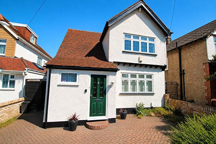 4 Bedroom Detached House For Sale In Watersplash Road, Shepperton, TW17