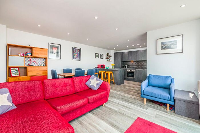 2 Bedroom Flat To Rent In Trade Street, Cardiff, CF10