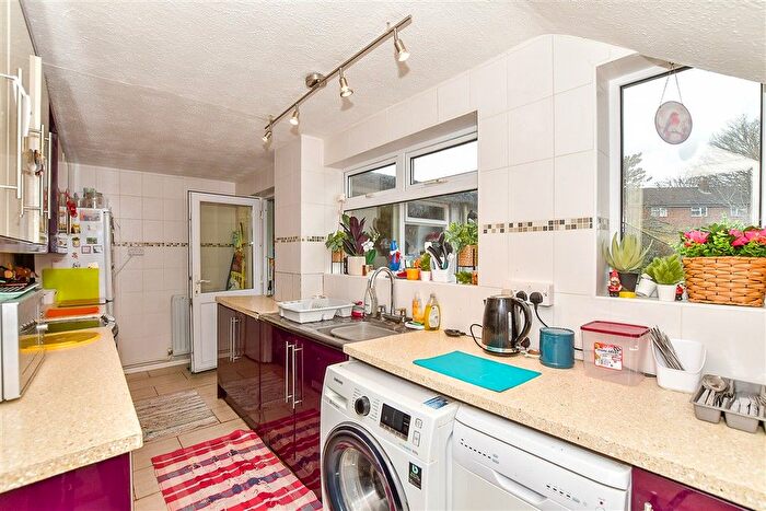 3 Bedroom Semi-detached House For Sale In York Road, Tonbridge, Kent, TN10