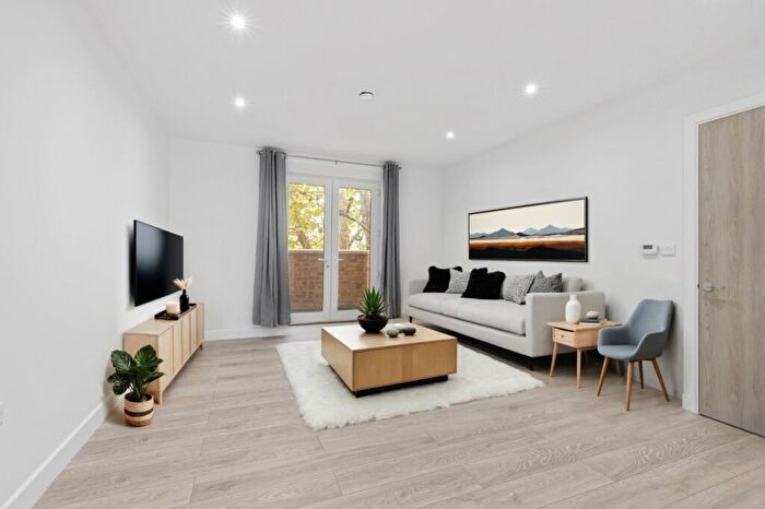 2 Bedroom Flat For Sale In Blakes Road, London, SE15