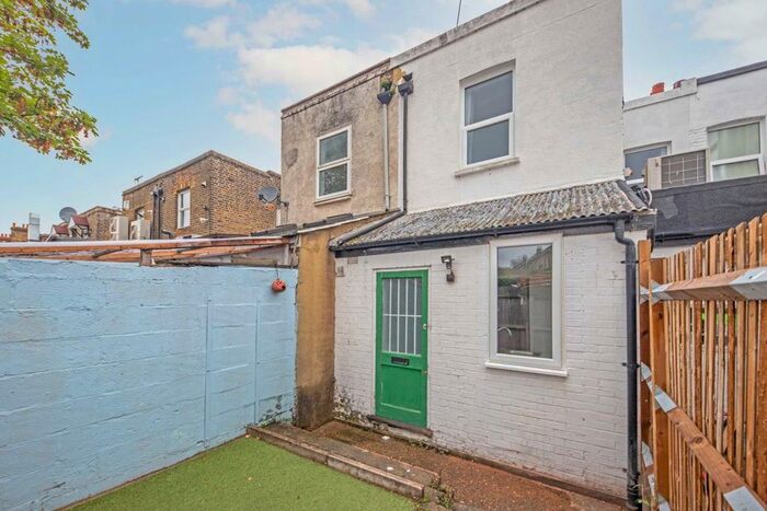 3 Bedroom Flat To Rent In Coombe Road, Norbiton, Kingston Upon Thames, KT2