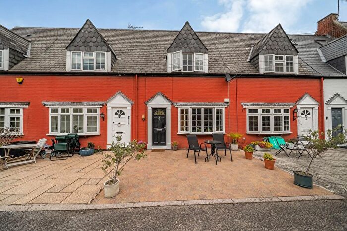2 Bedroom Property For Sale In Hunters Mews, Alma Road, Windsor, SL4