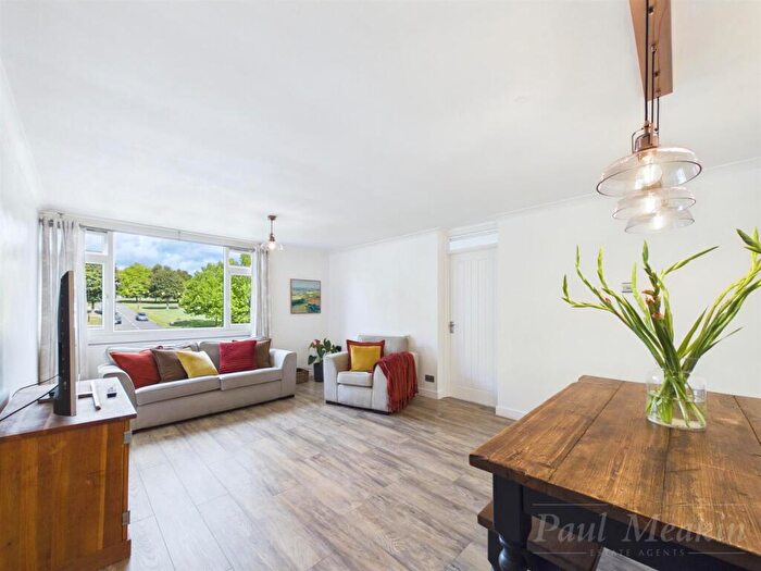 2 Bedroom Flat For Sale In Heathfield Vale, South Croydon, Surrey, CR2