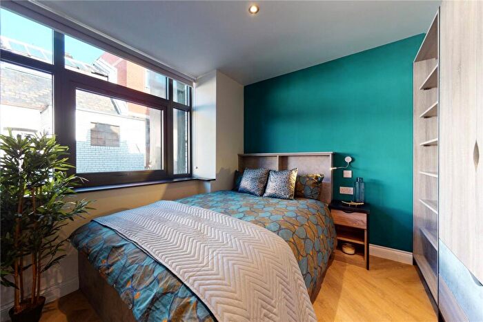 Apartment To Rent In Apt, South Parade #, LS1