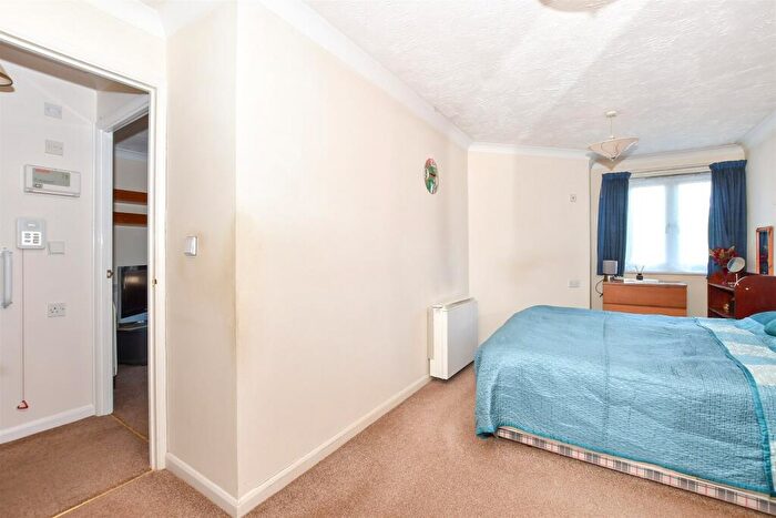 1 Bedroom Flat For Sale In Gales Drive, Three Bridges, Crawley, West Sussex, RH10