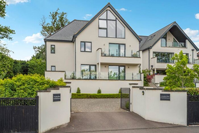 3 Bedroom Flat For Sale In South Park Crescent, Gerrards Cross, Buckinghamshire, SL9