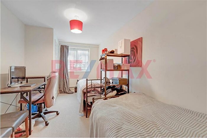 2 Bedroom Flat For Sale In The Fanshawe, Gale Street, Dagenham, RM9