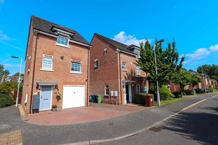 3 Bedroom Link Detached House For Sale In Stirling Avenue, Pinner, Greater London, HA5