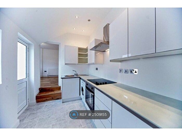 3 Bedroom Maisonette To Rent In Mitcham Road, Croydon, CR0