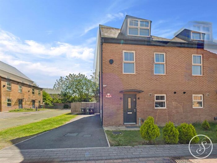 4 Bedroom Semi Detached House For Sale In Chantrey Close, Leeds, LS14