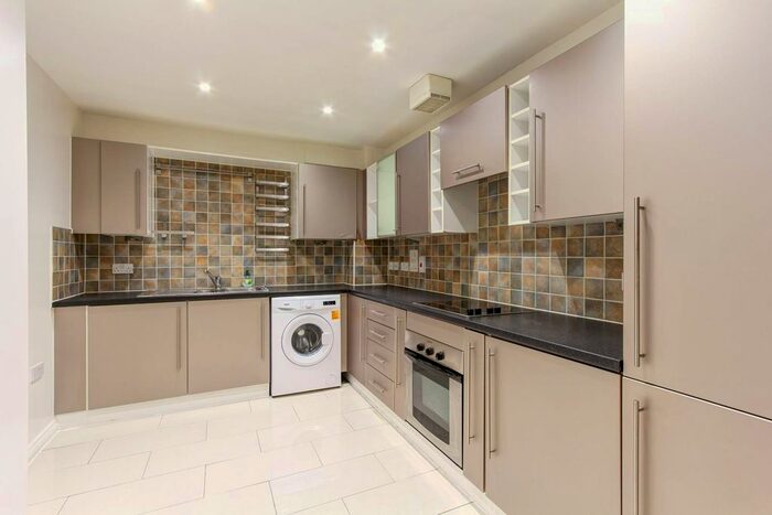 2 Bedroom Flat To Rent In Sycamore Close, South Croydon, CR2