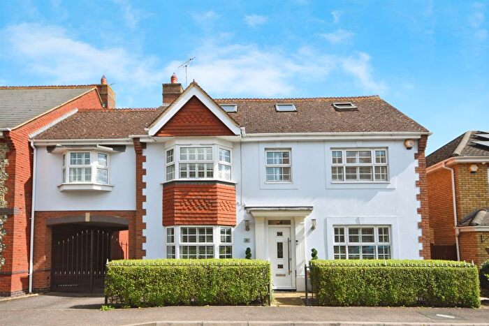 6 Bedroom Link Detached House For Sale In Pintail Crescent, Great Notley, Braintree, CM77