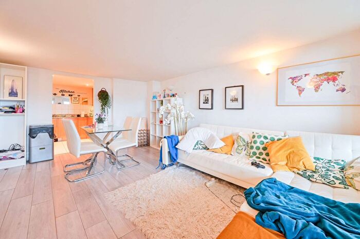 2 Bedroom Flat To Rent In River View Heights, Shad Thames, London, SE16