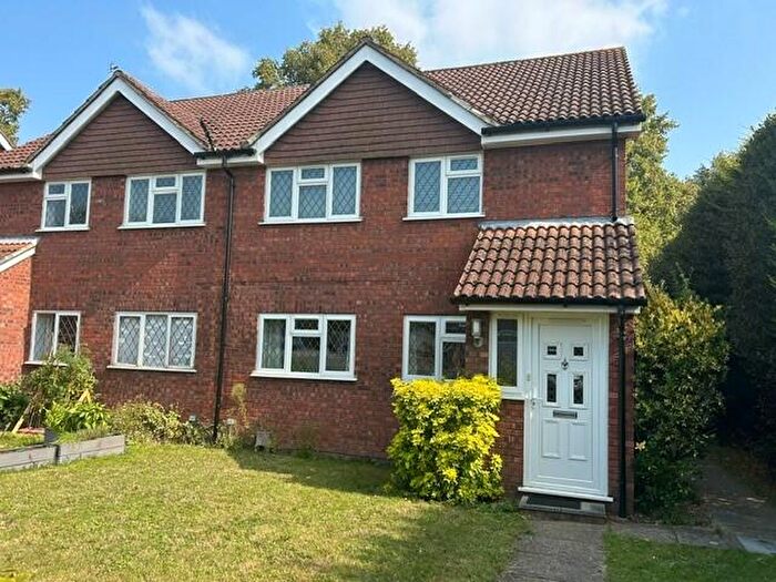 2 Bedroom Maisonette To Rent In Meadowbank Road, GU18