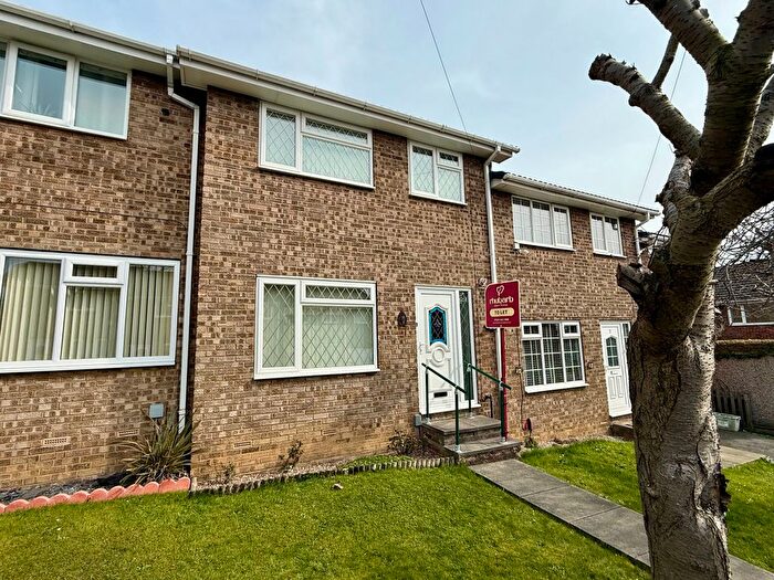 3 Bedroom Terraced House To Rent In Hillside Close, Wakefield, West Yorkshire, WF2