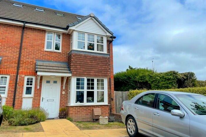 4 Bedroom Semi-Detached House To Rent In Horwich Close, Crowborough, TN6
