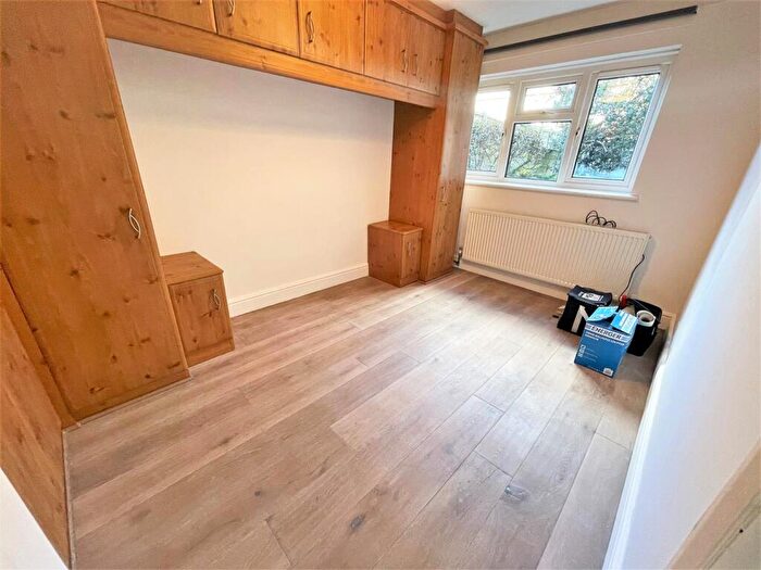 1 Bedroom Flat To Rent In Churchfields, South Woodford, London, E18