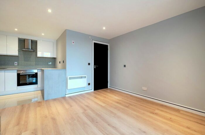 2 Bedroom Flat To Rent In Heather Ridge Arcade, Camberley, Surrey, GU15