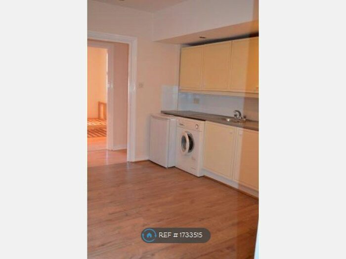 1 Bedroom Flat To Rent In Long Lane, London, N2